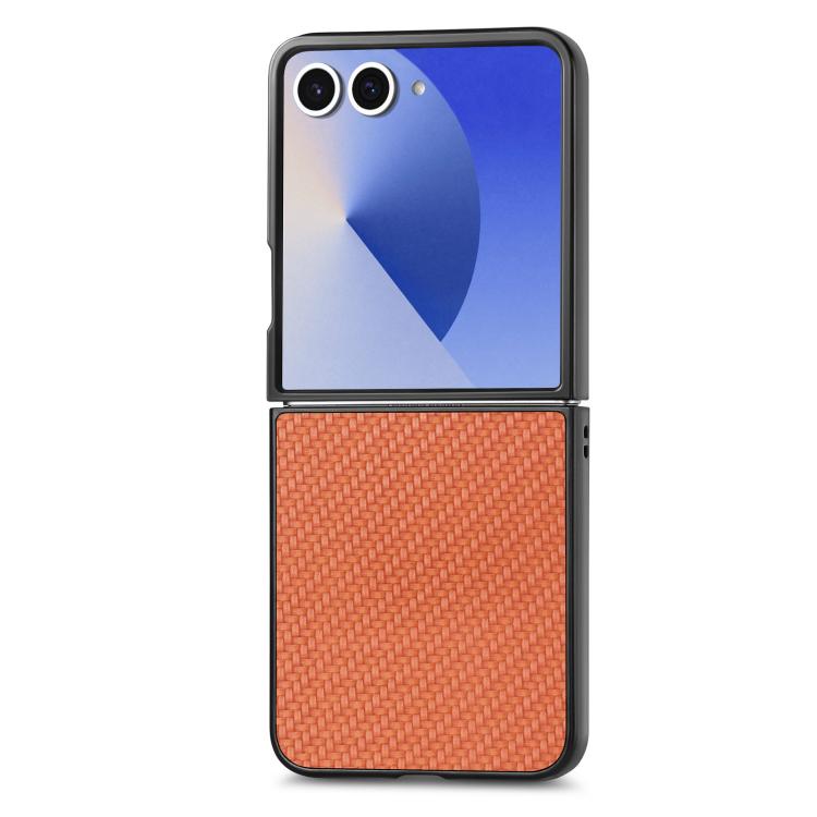 Funda trasera de cuero con textura de fibra de carbono para Samsung Galaxy Z Flip 7 5G (marrón)