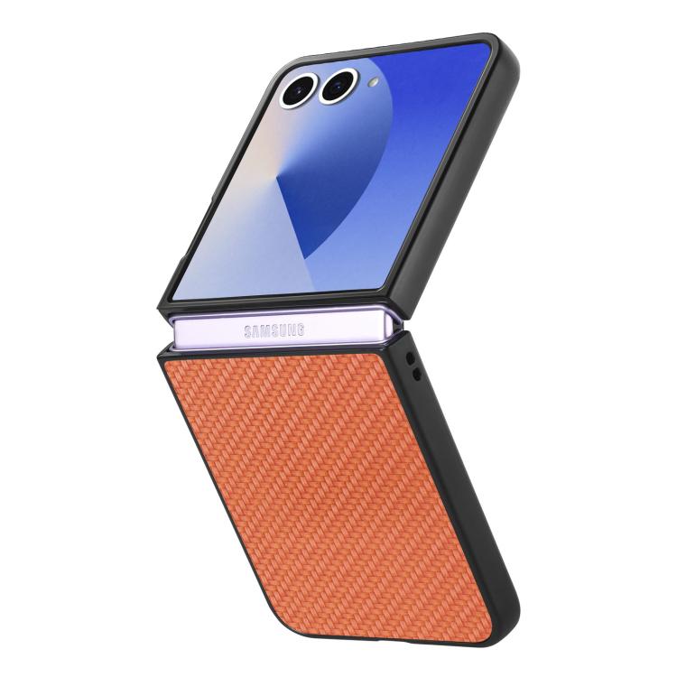 Funda trasera de cuero con textura de fibra de carbono para Samsung Galaxy Z Flip 7 5G (marrón)
