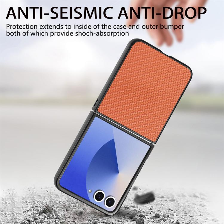 Funda trasera de cuero con textura de fibra de carbono para Samsung Galaxy Z Flip 7 5G (marrón)