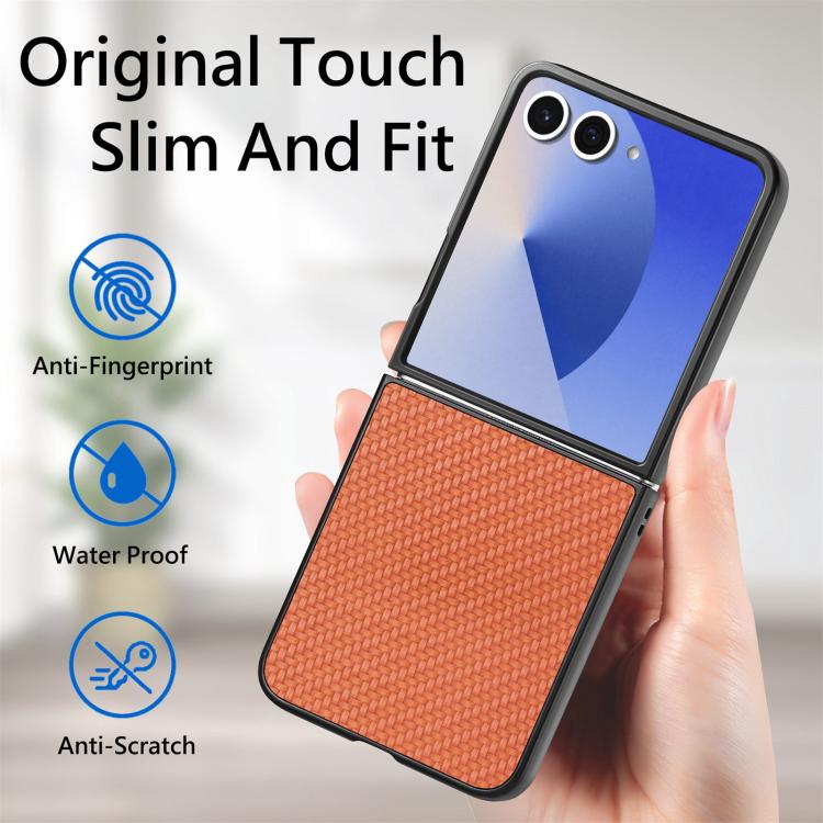 Funda trasera de cuero con textura de fibra de carbono para Samsung Galaxy Z Flip 7 5G (marrón)