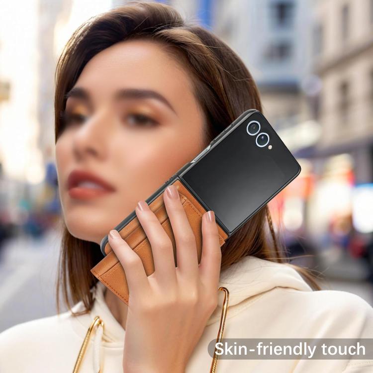 Funda de cuero plegable triple con imán fuerte Kalebol para Samsung Galaxy Z Flip7 (marrón)