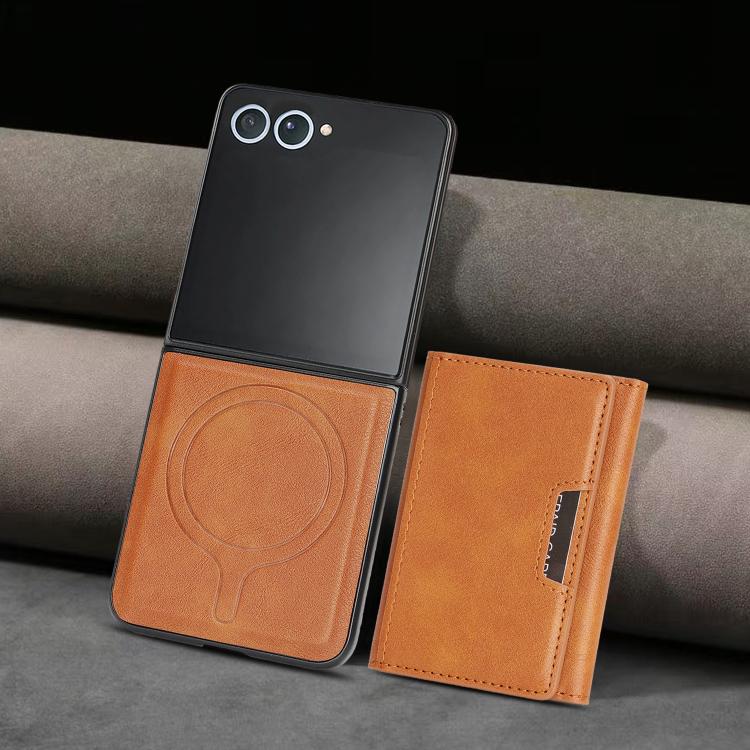 Funda de cuero plegable triple con imán fuerte Kalebol para Samsung Galaxy Z Flip7 (marrón)