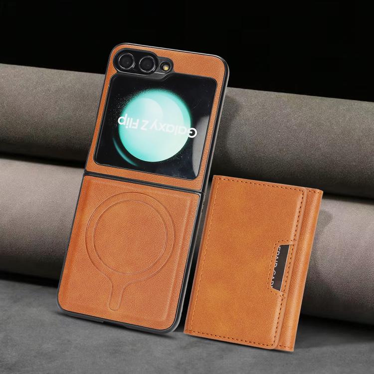 Funda de cuero plegable triple con imán fuerte MagSafe para Samsung Galaxy Z Flip6 (marrón)