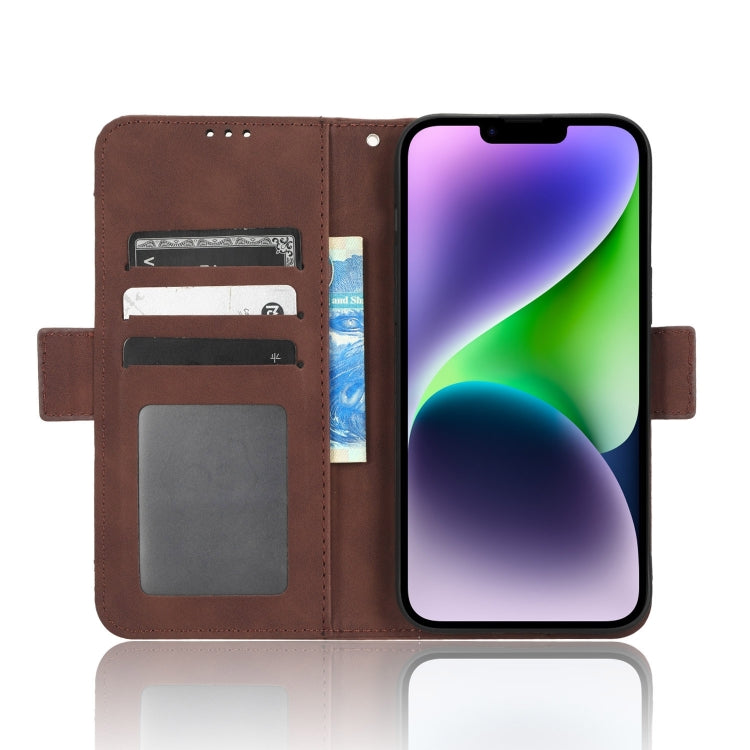 Para iPhone 15 Skin Feel Becerro Textura Ranuras para Tarjetas Funda de Cuero para Teléfono (Marrón) - MOVILSTORE
